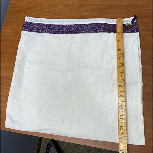 TORY BURCH Dust Bag Drawstring 13" x 19"  NWOT hanging signature gold charm - Picture 4 of 5